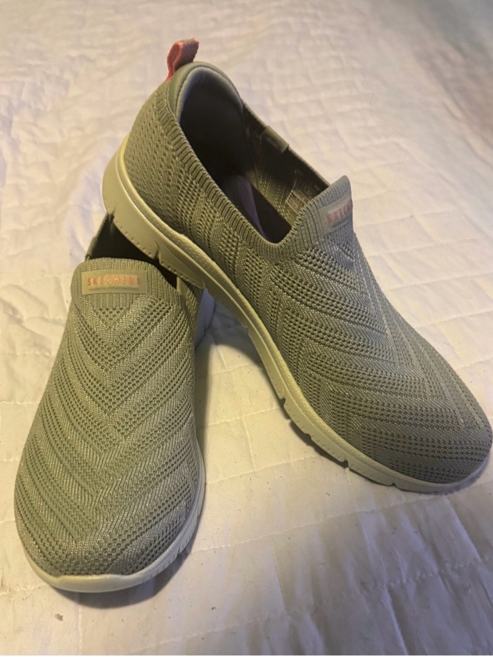 Sketchers Women’s Comfortable Sneakers/Tennis Shoes in Sage & pink Size 9